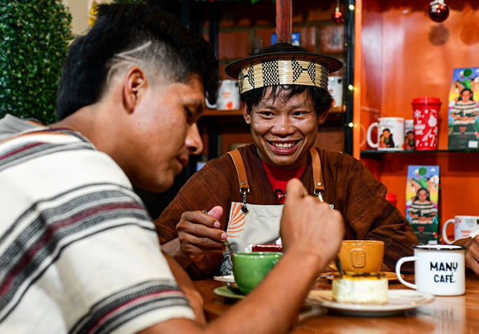 Caficultores ashéninkas del Gran Pajonal compartiendo un café en Manu Café
