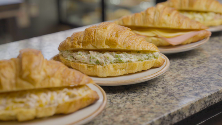 Croissants recién horneados de Manu Café