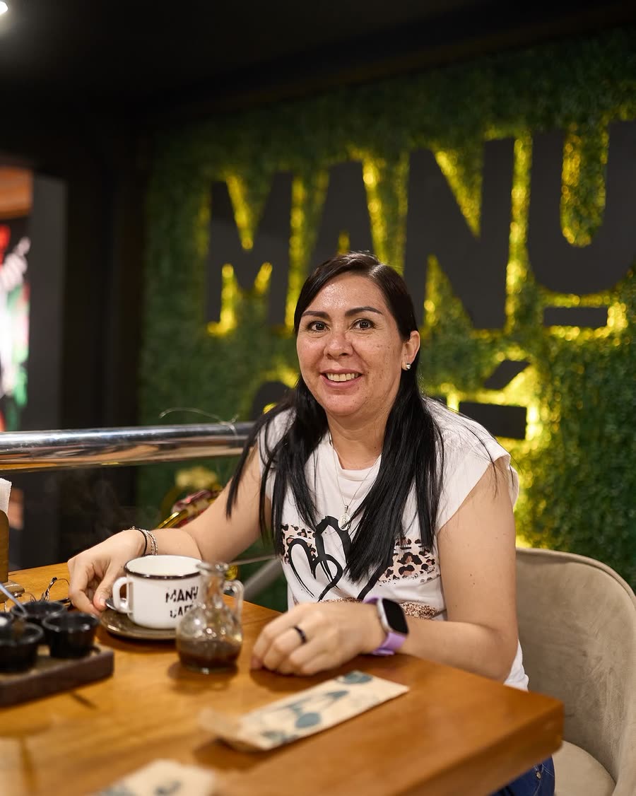 Clienta tomando café en la sede Inmaculada de Manu Café, Pucallpa